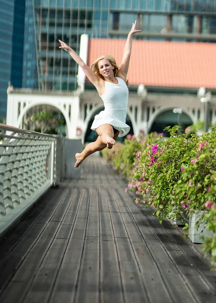 Jonge Vrouw Dansen Stad — Stockfoto