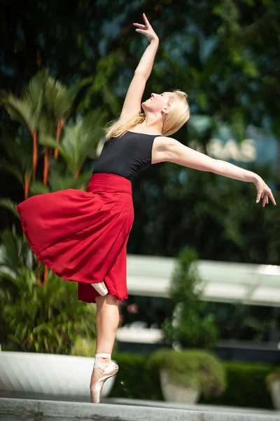 Молода Жінка Танцює Місті — стокове фото