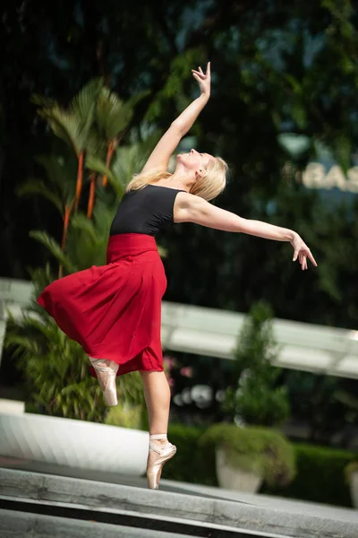 Jonge Vrouw Dansen Stad — Stockfoto