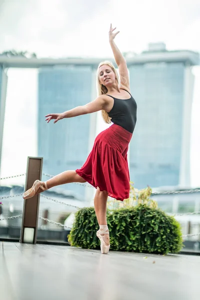 Jonge Vrouw Dansen Stad — Stockfoto