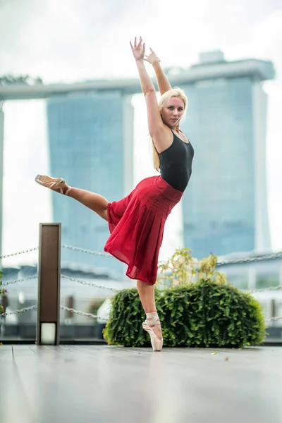 Ung Kvinna Dansar Staden — Stockfoto