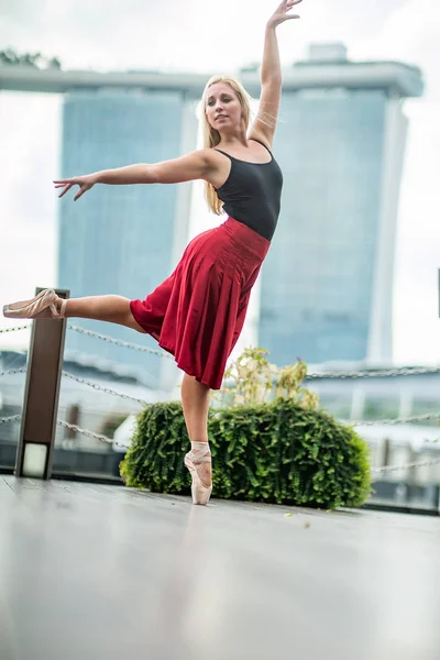 Jonge Vrouw Dansen Stad — Stockfoto