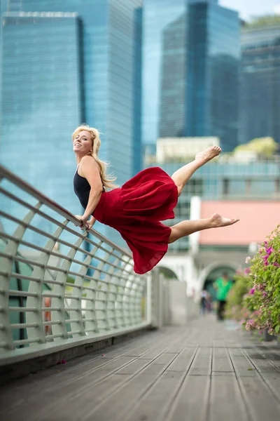 Jonge Vrouw Dansen Stad — Stockfoto