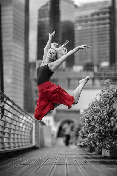 Jonge Vrouw Dansen Stad — Stockfoto