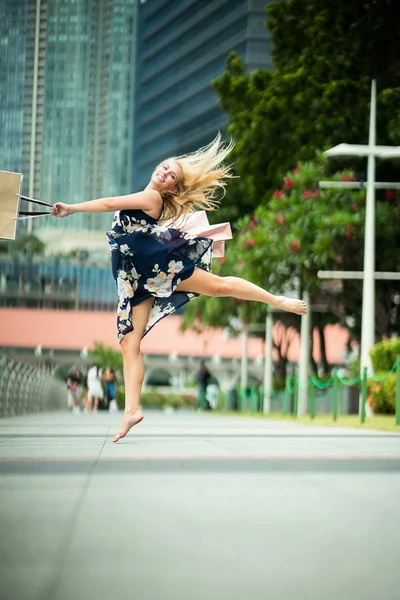 Vreugde Van Het Winkelen Opgewonden Mooie Vrouw Lucht Het Dragen — Stockfoto