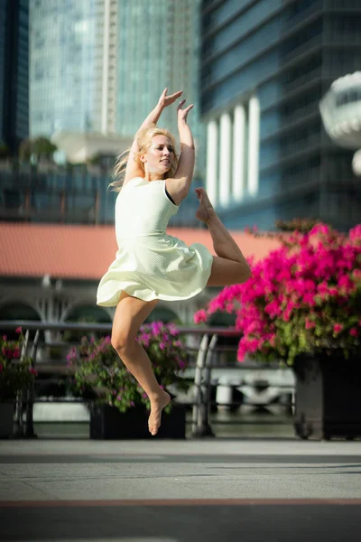 Jonge Vrouw Dansen Stad Stockfoto