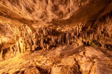 Milyonlarca yıl eski mineral oluşumu olarak bilinen bir mağara tavanda 