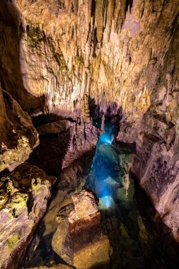Milyonlarca yıl eski mineral oluşumu olarak bilinen bir mağara tavanda 