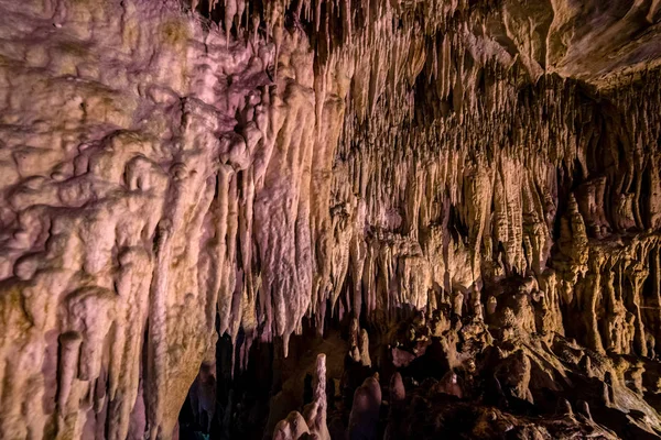 Milyonlarca yıl eski mineral oluşumu olarak bilinen bir mağara tavanda 