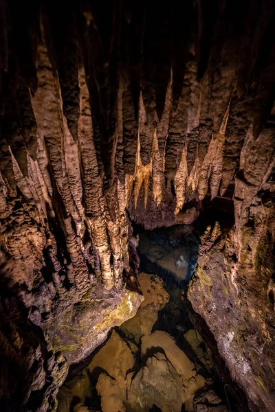 Miliony lat formacji mineralne stropu jaskini, znany jako — Zdjęcie stockowe