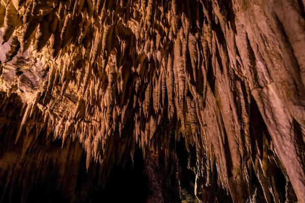 Milyonlarca yıl eski mineral oluşumu olarak bilinen bir mağara tavanda 