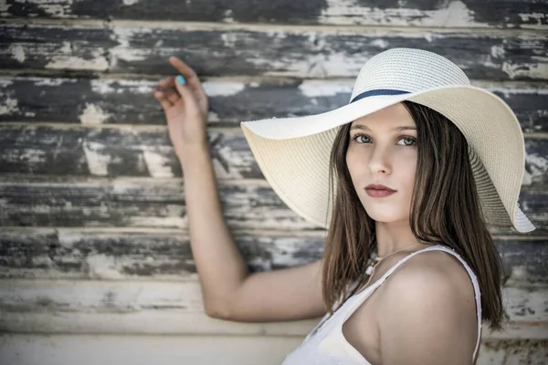 Belle jeune femme portant un chapeau blanc, regardant la caméra , — Photo