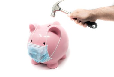 Piggybank ameliyat maskesi takıyor ve Hummer 'la el ele tutuşuyor. Dünya ekonomisinde bir pandeminin etkisi kavramı