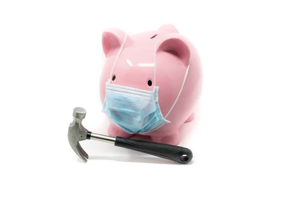 Piggybank Con Máscara Quirúrgica Martillo Concepto Del Impacto Una Pandemia — Foto de Stock