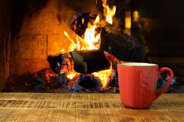 Kahve fincanı ahşap masada. 