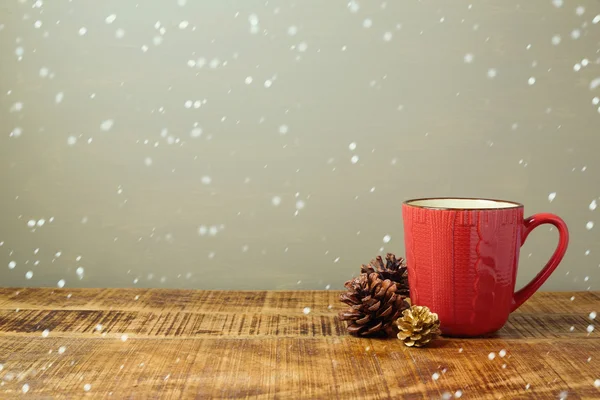 Taza de café rojo con granos de pino — Foto de Stock
