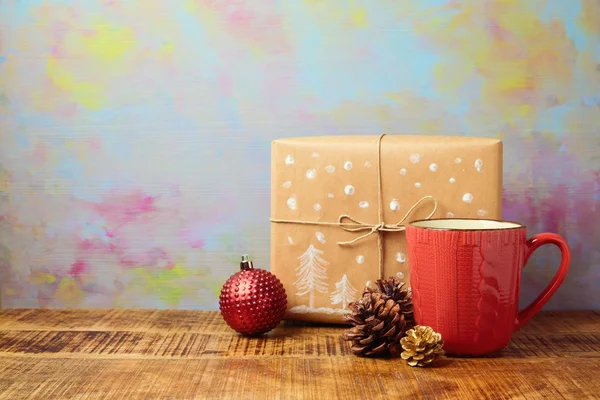 Copo vermelho com presente e decorações — Fotografia de Stock