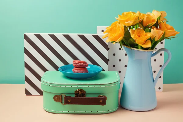 Flower bouquet and macaroons — Φωτογραφία Αρχείου