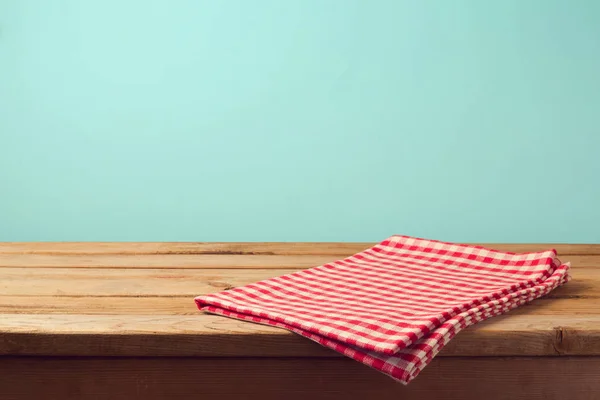 Tisch und rot karierte Tischdecke — Stockfoto