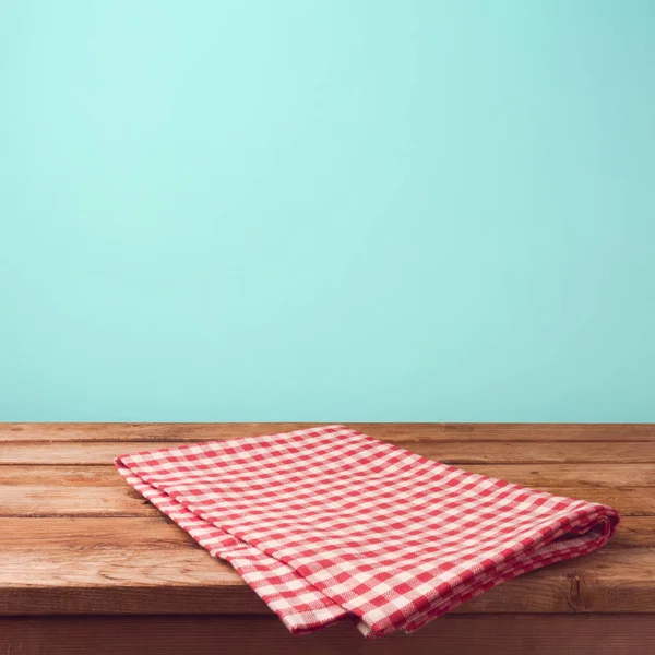 Table et nappe à carreaux rouges — Photo