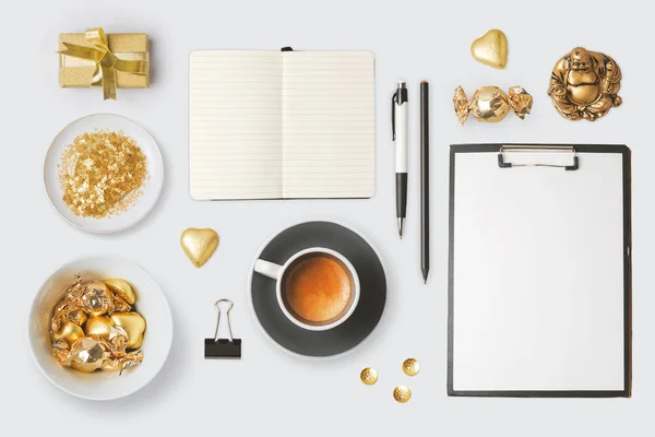 Notebook, koffiekopje en chocolade. — Stockfoto