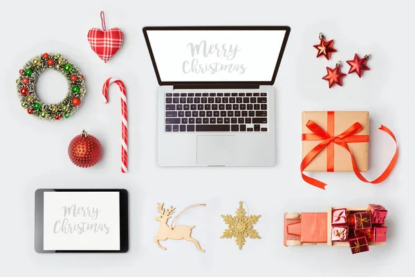 Ozdoby świąteczne, comuter laptopa i obiektów — Zdjęcie stockowe