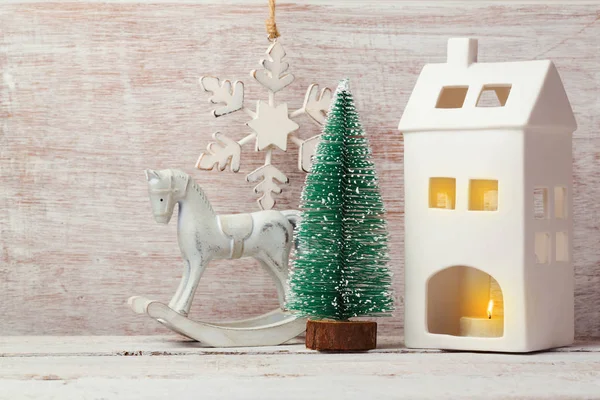 Будинок свічка, соснове дерево і коні-качалки — стокове фото