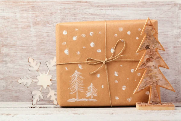 Zelfgemaakte geschenkdoos en rustieke decoraties — Stockfoto