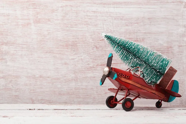 Juguete avión vintage y pino árbol — Foto de Stock