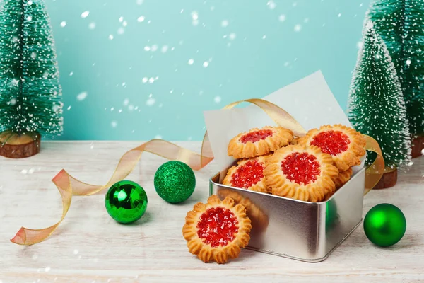 Weihnachtsplätzchen mit Marmelade — Stockfoto
