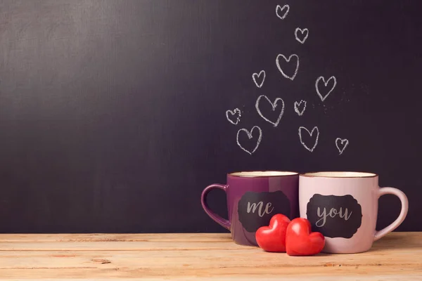 Corazones y tazas sobre el fondo de pizarra —  Fotos de Stock