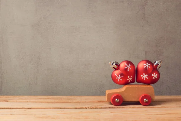 Рождественская игрушечная машина и украшения — стоковое фото