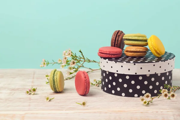 Macarons met geschenkdoos — Stockfoto