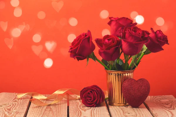 Κόκκινα τριαντάφυλλα και σχήμα καρδιάς — Φωτογραφία Αρχείου