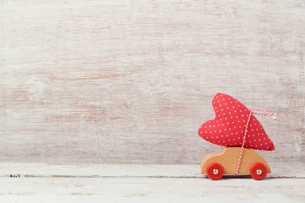 Coche de juguete y forma de corazón — Foto de Stock