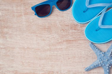 Flip flop ve güneş gözlüğü