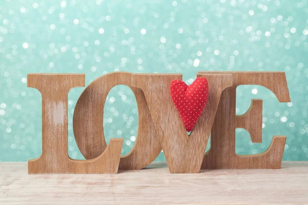 Letras de madera amor y forma de corazón — Foto de Stock