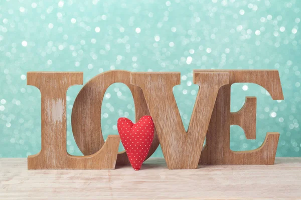 Деревянные буквы любовь и форма сердца — стоковое фото