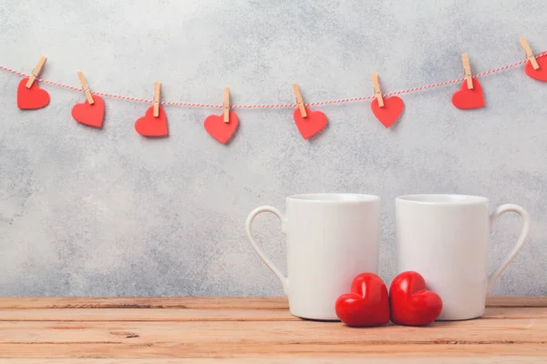 Vita kaffekoppar och hjärta former — Stockfoto
