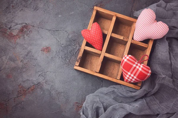 Formas de corazón en caja de madera . —  Fotos de Stock