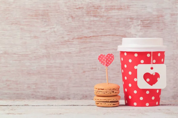 Coffee cup and macarons. — Stock Photo, Image