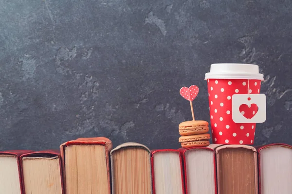 Cup, macarons och vintage böcker — Stockfoto
