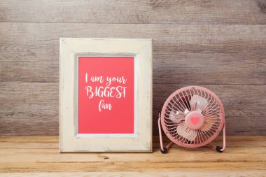 Retro fanı ve fotoğraf çerçevesi