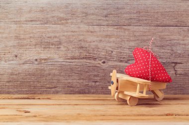  oyuncak uçak ve kalp şekli