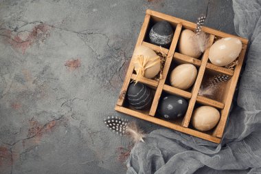 ahşap kutusunun üzerine yumurta