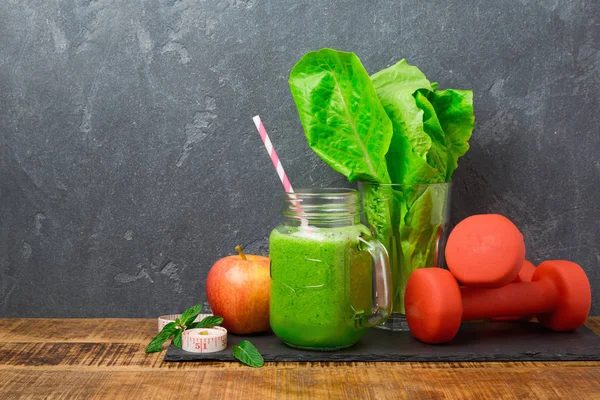 Smoothie with apple, lettuce and dumbbells — Stock Photo, Image