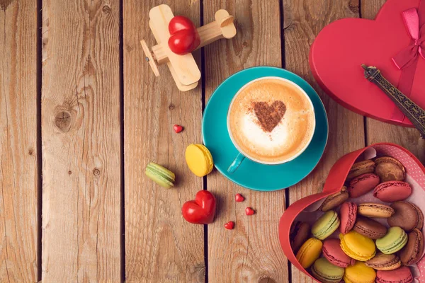 Macarons, xícara de café e avião de brinquedo — Fotografia de Stock
