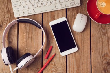 martphone, kulaklık ve bilgisayar klavye