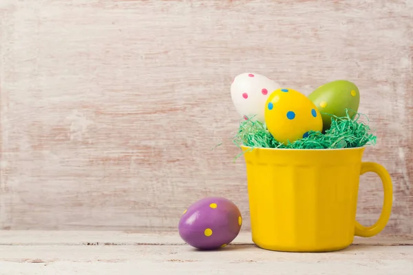 Concepto de vacaciones de Pascua con decoraciones de huevos — Foto de Stock