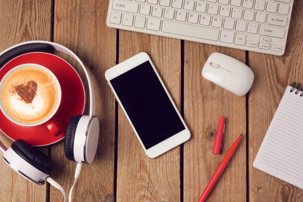Smartphone, auriculares y taza de café —  Fotos de Stock